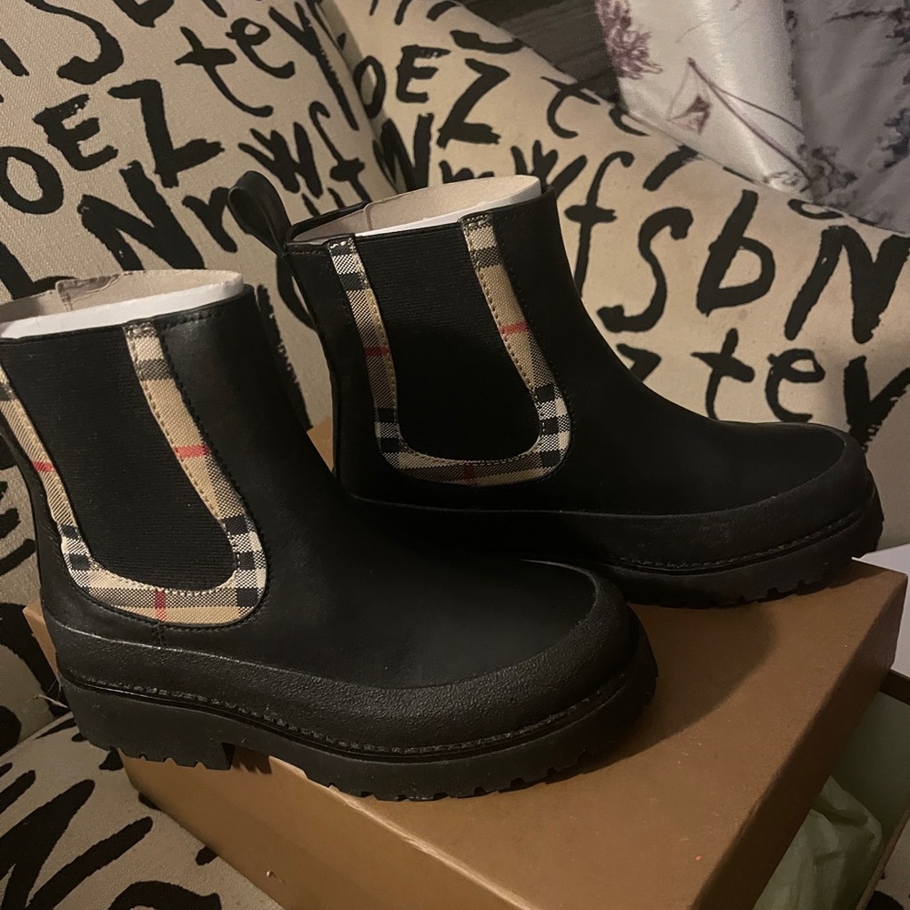 Authentic Burberry girls Rosie check leather Chelsea boots.